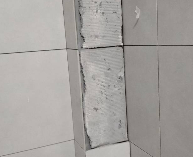 鸡泽瓷砖空鼓维修公司分享下瓷砖施工前基层浇水润湿程度不足，可能导致以下问题